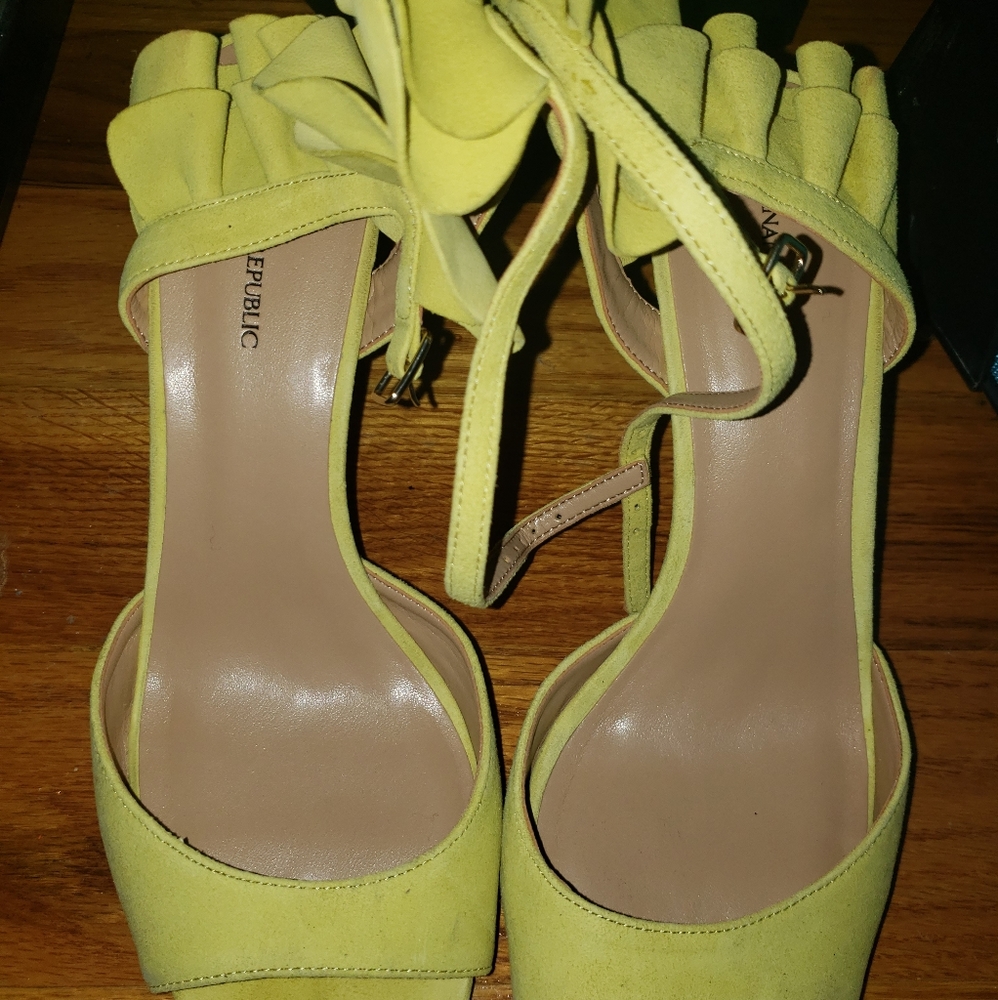 Ruffled heel sandals